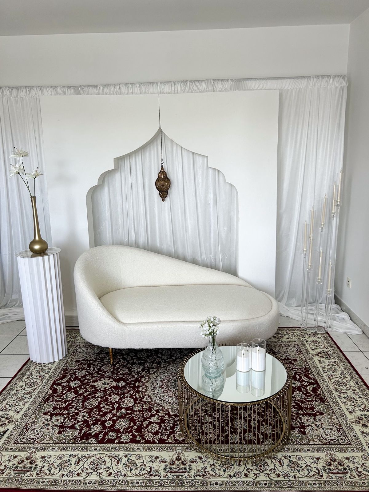 Arche orientale blanche et lanterne dorée